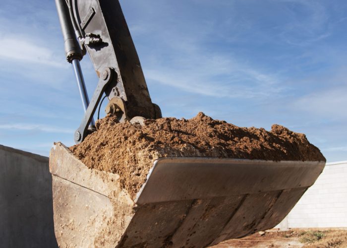 escavadeira cavando no solo na luz dia